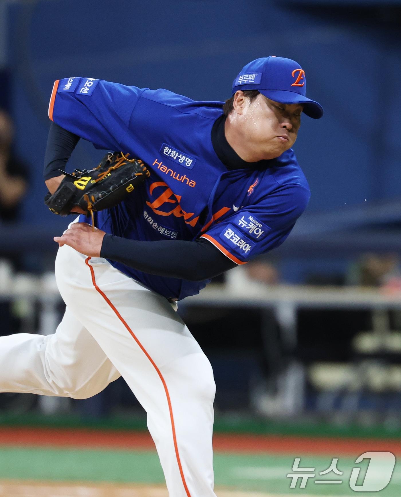 본문 이미지 - 26일 오후 서울 구로구 고척스카이돔에서 열린 프로야구 '2025 신한 SOL뱅크 KBO 리그' 한화 이글스와 키움 히어로즈의 경기, 1회말 한화 선발투수 류현진이 역투하고 있다. 2025.8.26/뉴스1 ⓒ News1 오대일 기자