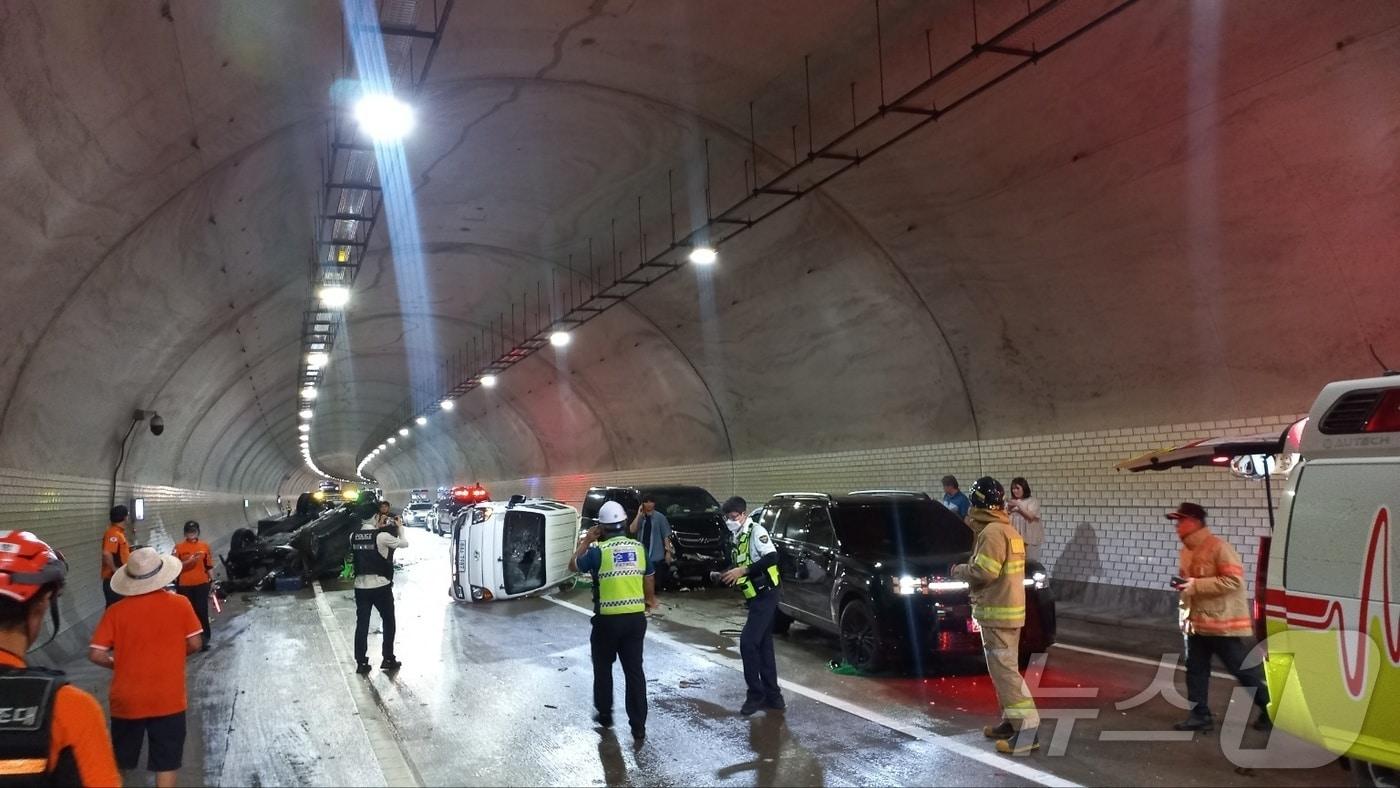 26일 낮 12시쯤 전남 담양2터널에서 5중 추돌사고가 발생해 소방당국이 수습을 하고 있다.(담양소방서 제공. 재판매 및 DB 금지)