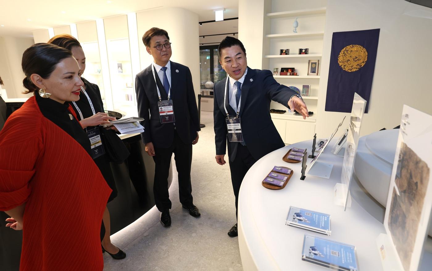 최휘영 문화체육관광부 장관과 카롤리나 파스 리베르타드 아레돈도 칠레 문화예술유산부 장관이 26일 경북 경주 우양미술관에서 열린 ‘2025 APEC 문화산업고위급대화 환영만찬’에 앞서 정용석 국립박물관문화재단 사장에게서 뮷즈&#40;MU:DS&#41; 상품의 설명을 듣고 있다.