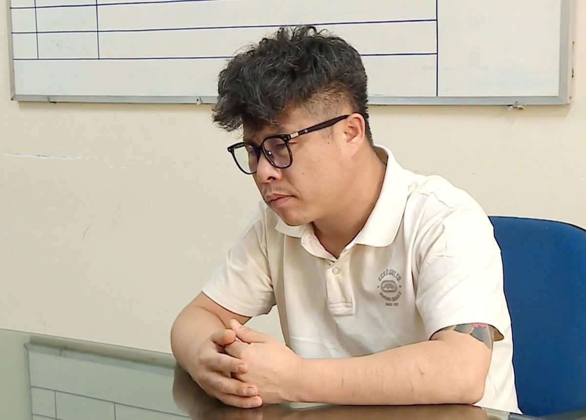 본문 이미지 - 한국인 취업 사기 용의자인 중국 국적의 뤄성화가 베트남 조사기관에서 조사를 받고 있는 모습. (사진: 호찌민시 경찰/VN익스프레스 갈무리) 