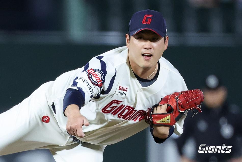 본문 이미지 - 롯데 자이언츠 투수 나균안은 26일 열린 KBO리그 부산 KT 위즈전에서 6이닝 2실점 역투를 펼쳐 팀의 4-3 승리를 이끌었다. (롯데 자이언츠 제공)