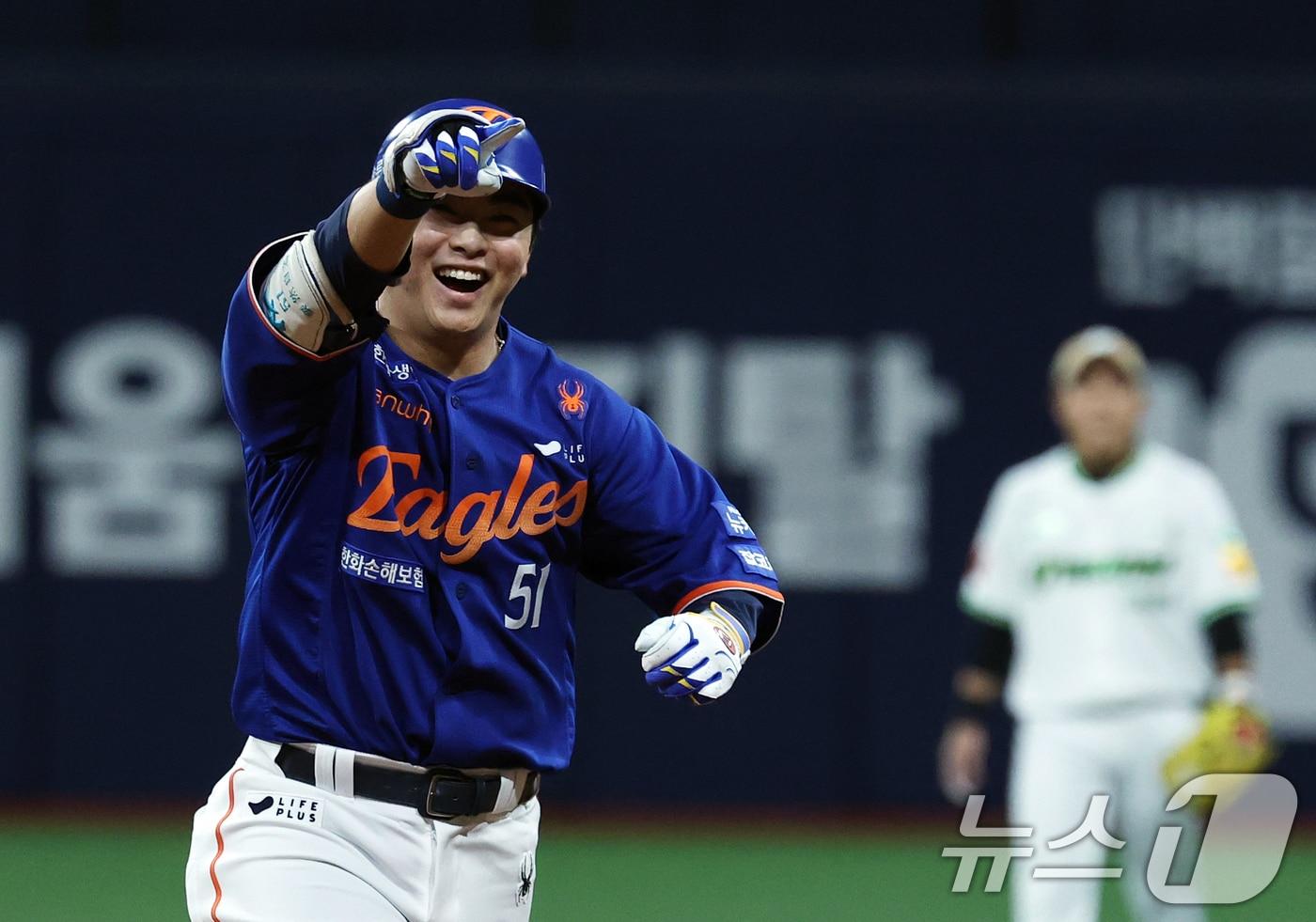 26일 오후 서울 구로구 고척스카이돔에서 열린 프로야구 &#39;2025 신한 SOL뱅크 KBO 리그&#39; 한화 이글스와 키움 히어로즈의 경기, 1:1로 팽팽히 맞선 9회초 한화 공격 무사 주자없는 상황에서 한화 문현빈이 키움 조영건을 상대로 솔로포를 쏘아올린 후 환호하고 있다. 2025.8.26/뉴스1 ⓒ News1 오대일 기자