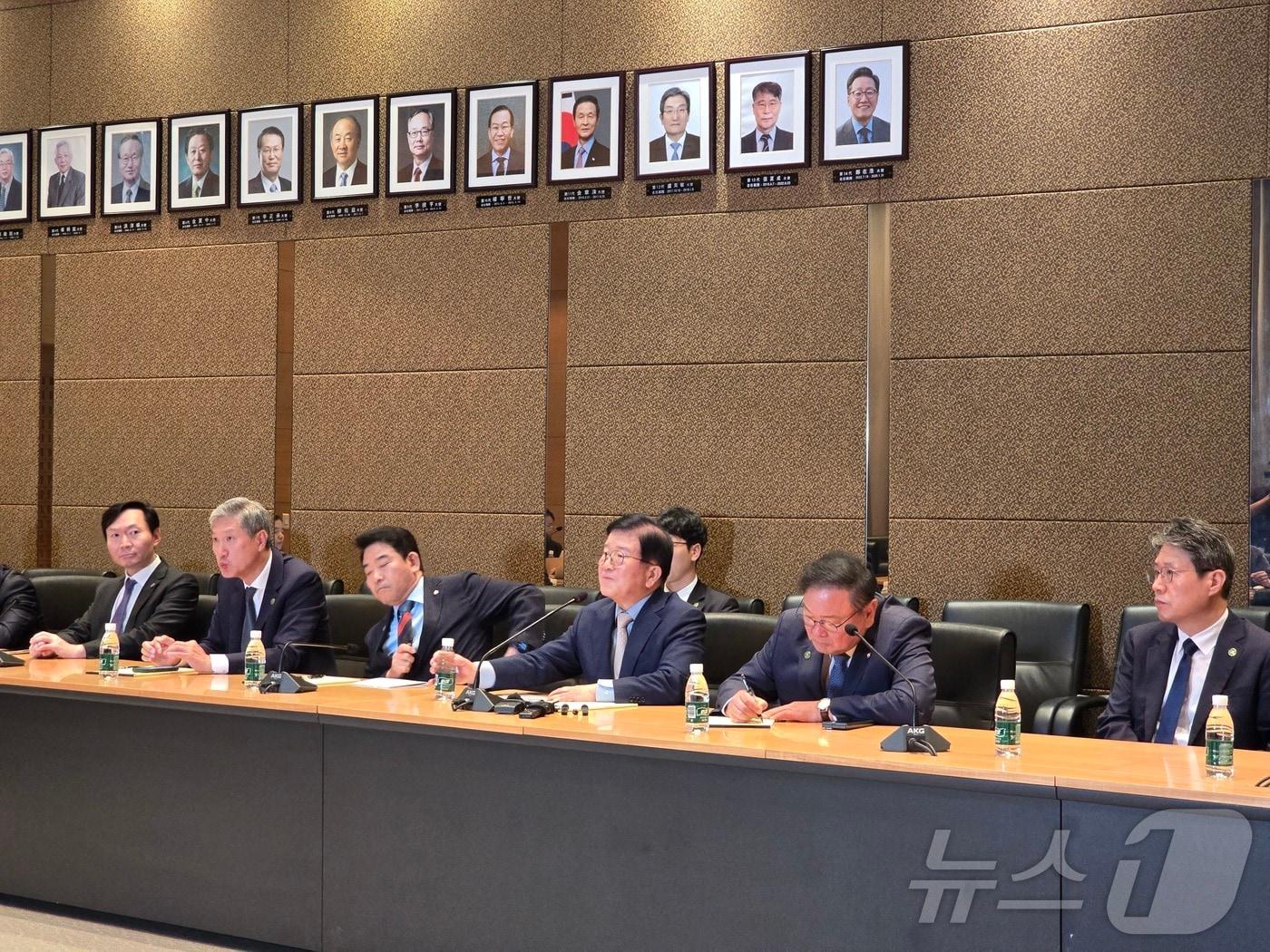 본문 이미지 - 박병석 전 국회의장을 단장으로 하는 대통령 특사단이 26일 오후 베이징 주중 한국대사관에서 베이징 특파원들과 간담회를 개최했다. 사진 왼쪽부터 강영신 외교부 동북중앙아 국장, 노재헌 동아시아문화센터 이사장, 박정 더불어민주당 의원, 박병석 전 국회의장, 김태년 의원, 김한규 주중 한국대사관 대사대리 (베이징특파원 공동취재단) ⓒ News1 정은지 특파원