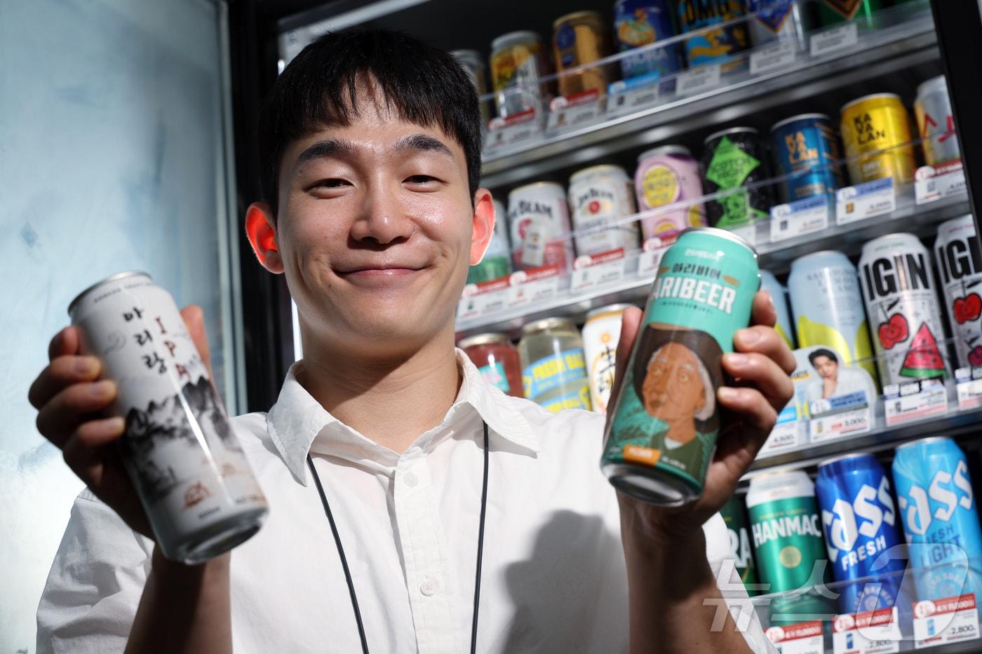 엄진호 GS리테일 와인25플러스 파트 매니저가 26일 오후 서울 강남구 논현로 GS강남타워 GS25 매장에서 가진 뉴스1과의 인터뷰에서 수제 맥주를 들어 보이고 있다. 2025.8.26/뉴스1 ⓒ News1 박정호 기자
