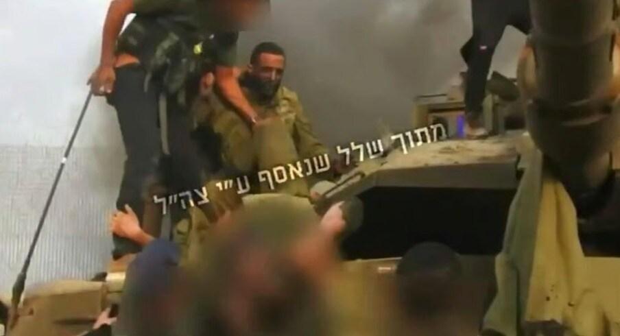 본문 이미지 - 이스라엘 군인인 님로드 코헨이 하마스 손에 불타는 탱크에서  끌려나오는 영상 캡처(와이넷뉴스 갈무리)