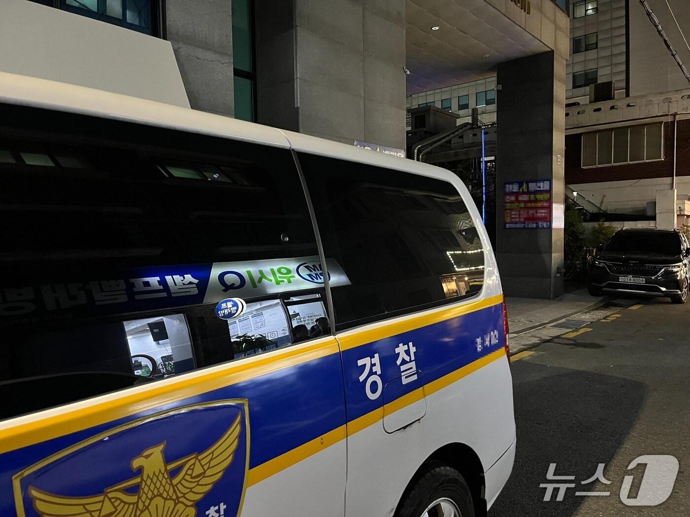 본문 이미지 - 26일 오후 9시 27분쯤 서울 강서구 등촌역 인근 한 주상복합아파트에서 3명이 추락해 경찰이 현장에 출동했다. 2025.8.26/뉴스1 김종훈 기자