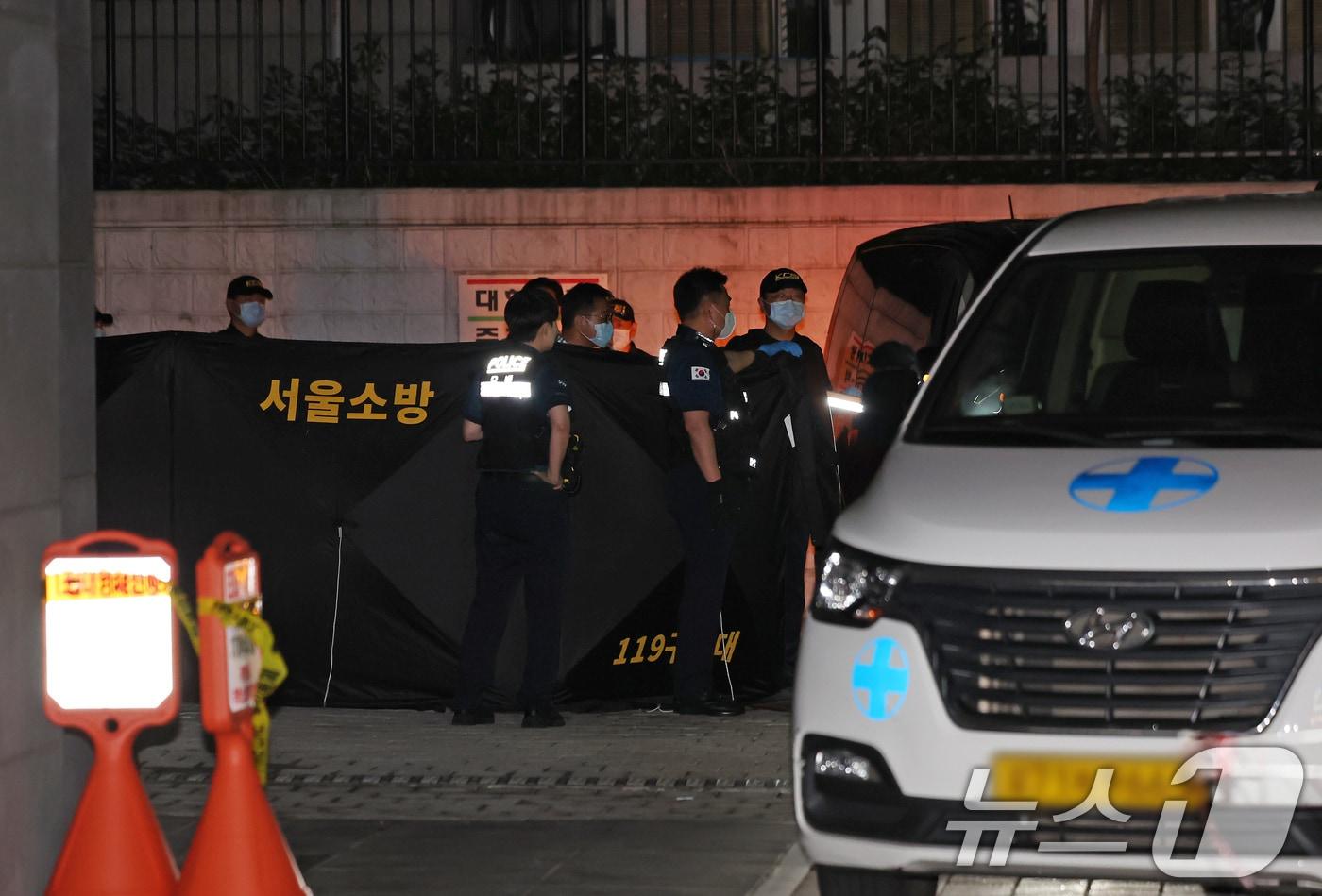 지난 26일 밤 서울 강서구의 한 주상복합건물에서 모녀 3명이 추락하는 사고가 발생해 사고 현장을 경찰 등 관계자들이 수습하고 있다. 경찰과 소방에 따르면 지난 26일 오후 9시 27분쯤 강서구 염창동의 12층짜리 주상복합건물에서 20대 추정 여성 2명과 40대 추정 여성 1명이 추락해 3명 모두 숨졌다. 2025.8.27/뉴스1 ⓒ News1 장수영 기자