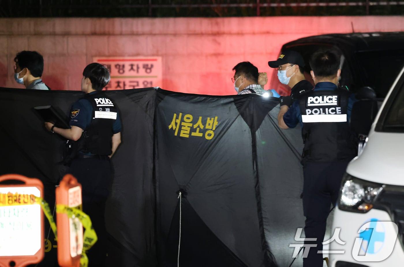 지난 26일 밤 서울 강서구의 한 주상복합건물에서 모녀 3명이 추락하는 사고가 발생해 사고 현장을 경찰 등 관계자들이 수습하고 있다. 경찰과 소방에 따르면 지난 26일 오후 9시 27분쯤 강서구 염창동의 12층짜리 주상복합건물에서 20대 추정 여성 2명과 40대 추정 여성 1명이 추락해 3명 모두 숨졌다. 2025.8.27/뉴스1 ⓒ News1 장수영 기자