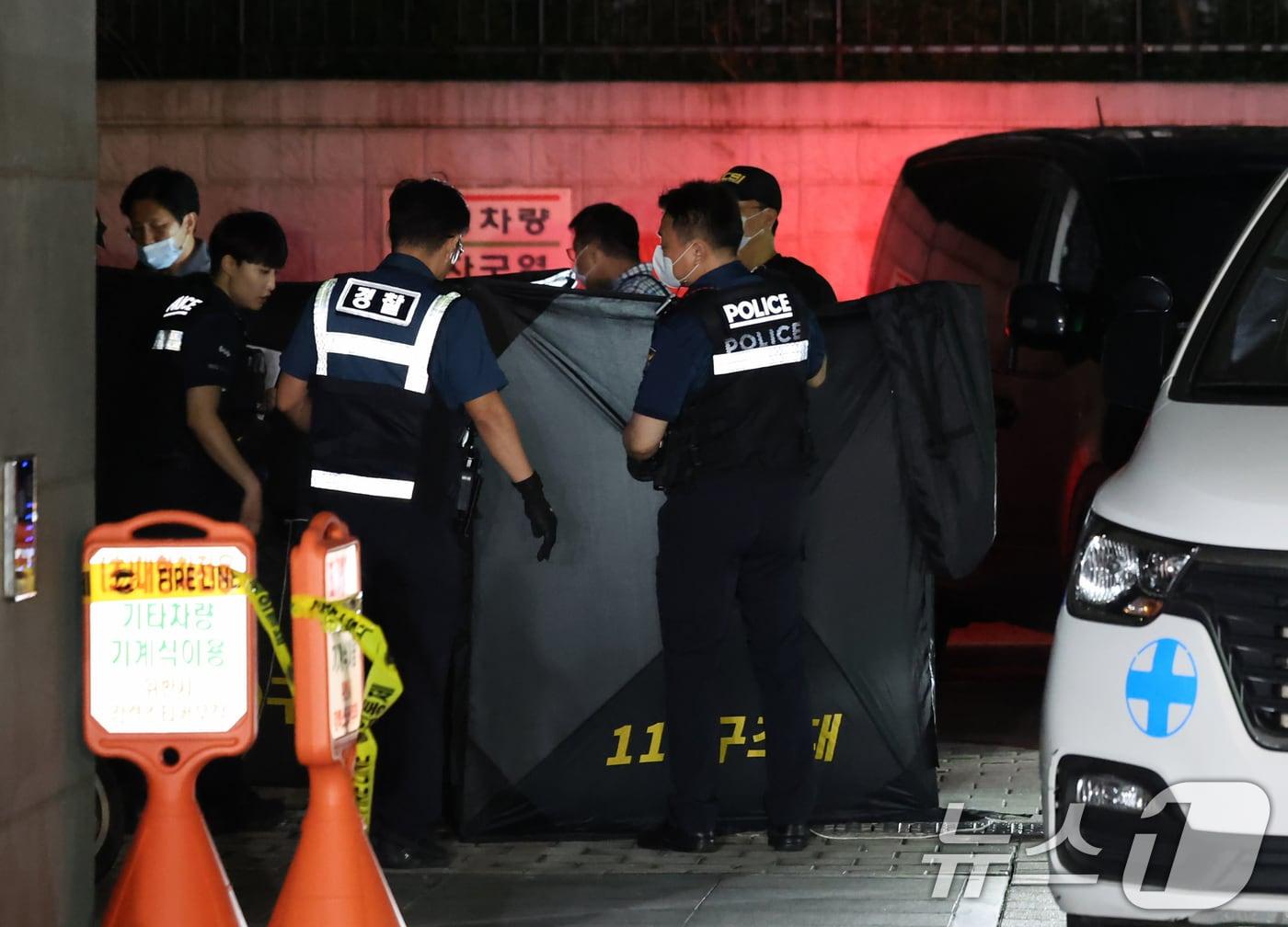 본문 이미지 - 지난 26일 밤 서울 강서구의 한 주상복합건물에서 모녀 3명이 추락하는 사고가 발생해 사고 현장을 경찰 등 관계자들이 수습하고 있다. 경찰과 소방에 따르면 지난 26일 오후 9시 27분쯤 강서구 염창동의 12층짜리 주상복합건물에서 10대 추정 여성 2명과 40대 추정 여성 1명이 추락해 3명 모두 숨졌다. 2025.8.27/뉴스1 ⓒ News1 장수영 기자