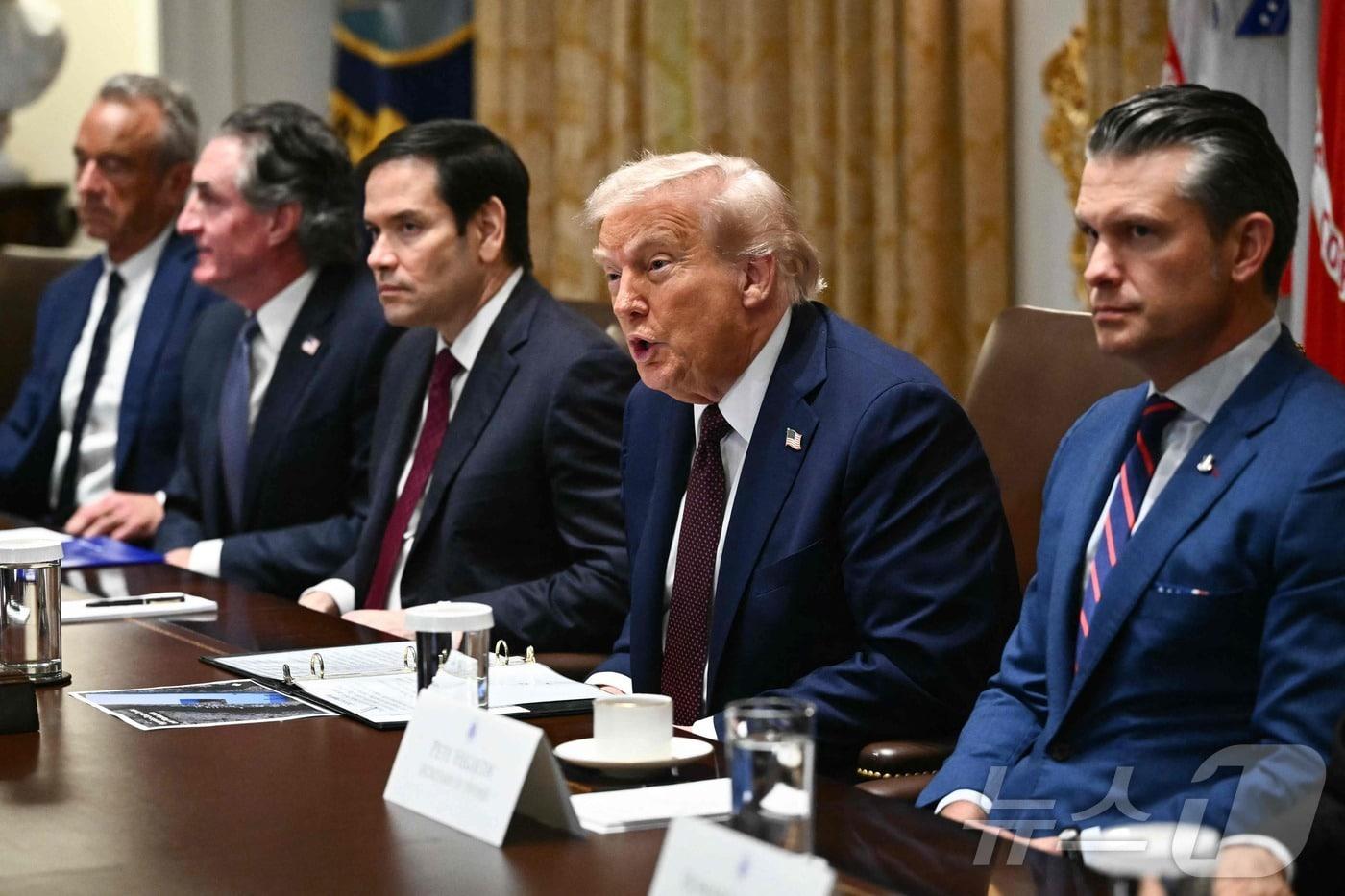 도널드 트럼프 미국 대통령이 26일(현지시간) 워싱턴DC 백악관에서 내각 회의를 주재하고 있다. 2025.08.26. ⓒ AFP=뉴스1 ⓒ News1 류정민 특파원