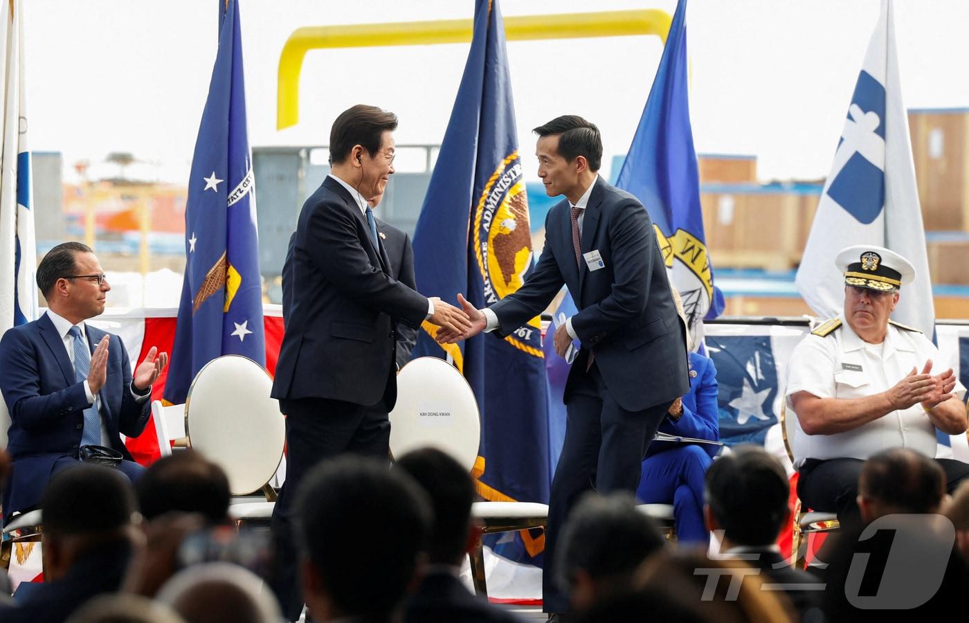 이재명 대통령이 26일(현지시간) 미국 펜실베이니아주 필라델피아 한화 필리조선소에서 열린 '스테이트 오브 메인'호 명명식에 참석해 김동관 한화그룹 부회장과 악수하고 있다. ⓒ 로이터=뉴스1