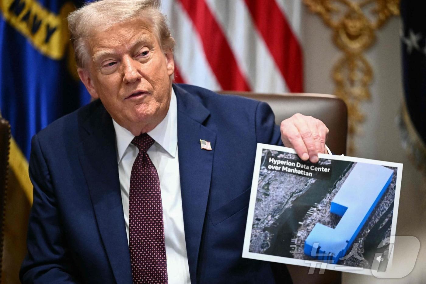 본문 이미지 - 도널드 트럼프 미국 대통령이 26일(현지시간) 워싱턴DC 백악관 내각 회의에서 루이지애나에 건립을 추진하는 메타의 새 데이터 센터를 뉴욕 맨해튼에 겹치게 한 이미지를 들고 규모를 설명하고 있다. 2025.08.26. ⓒ AFP=뉴스1