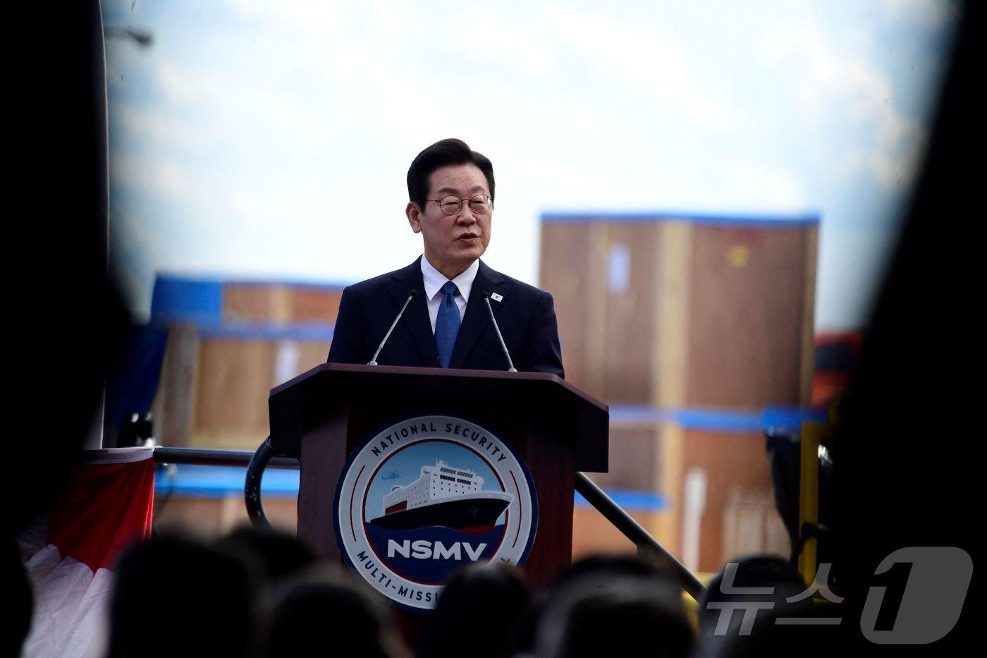 이재명 대통령이 26일(현지시간) 미국 펜실베이니아주 필라델피아 한화 필리조선소에서 열린 '스테이트 오브 메인'호 명명식에 참석해 축사를 하고 있다. ⓒ AFP=뉴스1