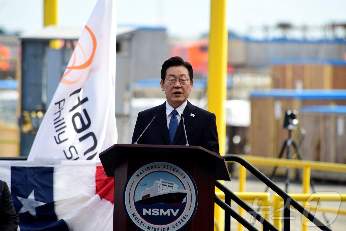 이재명 대통령이 26일&#40;현지시간&#41; 미국 펜실베이니아주 필라델피아 한화 필리조선소에서 열린 &#39;스테이트 오브 메인&#39;호 명명식에 참석해 축사를 하고 있다. ⓒ AFP=뉴스1