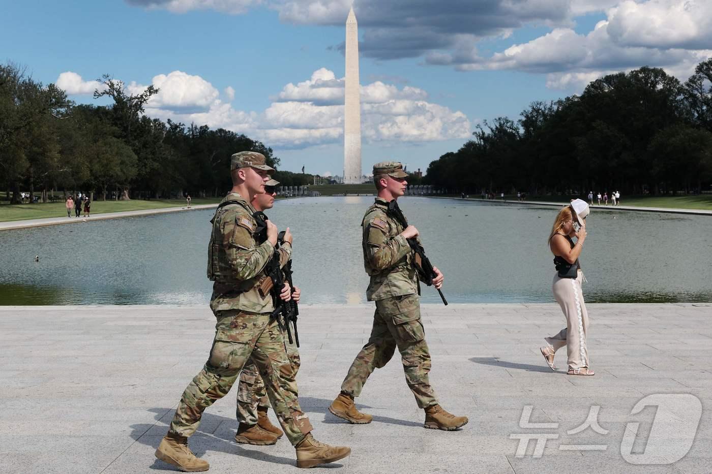 도널드 트럼프 미국 대통령의 명령에 따라 치안 작전을 위해 투입된 주 방위군 대원들이 지난 8월 26일&#40;현지시간&#41; 총기를 휴대하고 워싱턴DC의 내셔널 몰을 순찰하고 있다. 2025.08.26. ⓒ AFP=뉴스1 ⓒ News1 류정민 특파원