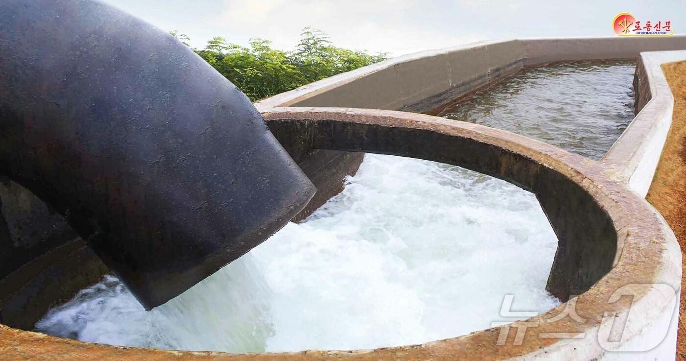 &#40;평양 노동신문=뉴스1&#41; = 북한 노동당 기관지 노동신문은 27일 &#34;각지에서 농경지 침수 방지를 기본 고리로 틀어쥐고 긴급대책을 강구하고 있다&#34;라고 보도했다. 사진은 사리원시관개관리소. [국내에서만 사용가능. 재배포 금지. DB 금지. For Use Only in the Republic of Korea. Redistribution Prohibited] rodongphoto@news1.kr