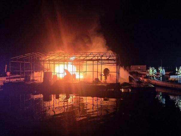 본문 이미지 - 불이 난 태안 당암포구 가두리 양식장.(태안해경 제공. 재판매 및 DB금지)/뉴스1 