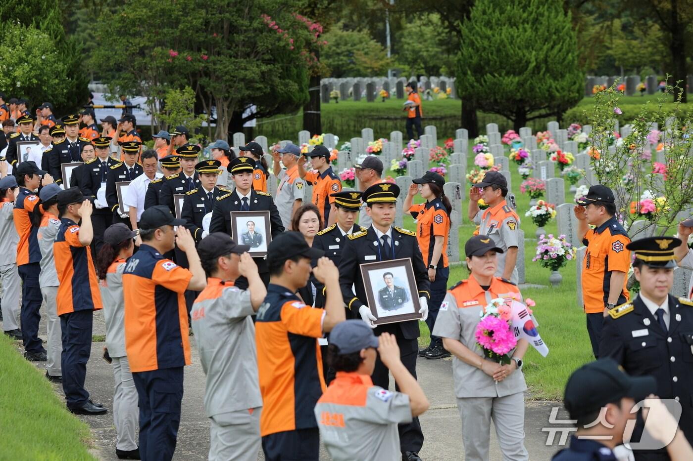서울시 소방재난본부는 26일 국립대전현충원 소방공무원 묘역에서 순직 소방공무원 6位(위)에 대한 합동 안장식을 거행했다. (서울시 제공) 