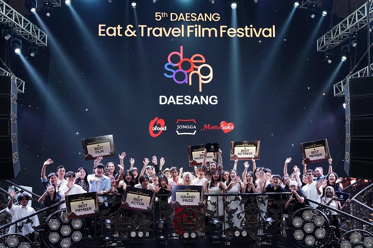 본문 이미지 - 24일 인도네시아 발리에서 열린 '5th DAESANG E.T.F.F.' 시상식에서 참가자들이 단체사진을 촬영하고 있다.(대상그룹 제공)