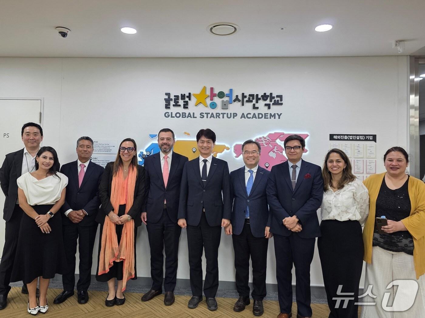 본문 이미지 - 박장혁 중진공 글로벌성장이사&#40;왼쪽 6번째&#41;가 글로벌창업사관학교에서 콜롬비아 관계자들과 기념촬영을 하고 있다.&#40;중소벤처기업진흥공단 제공&#41;
