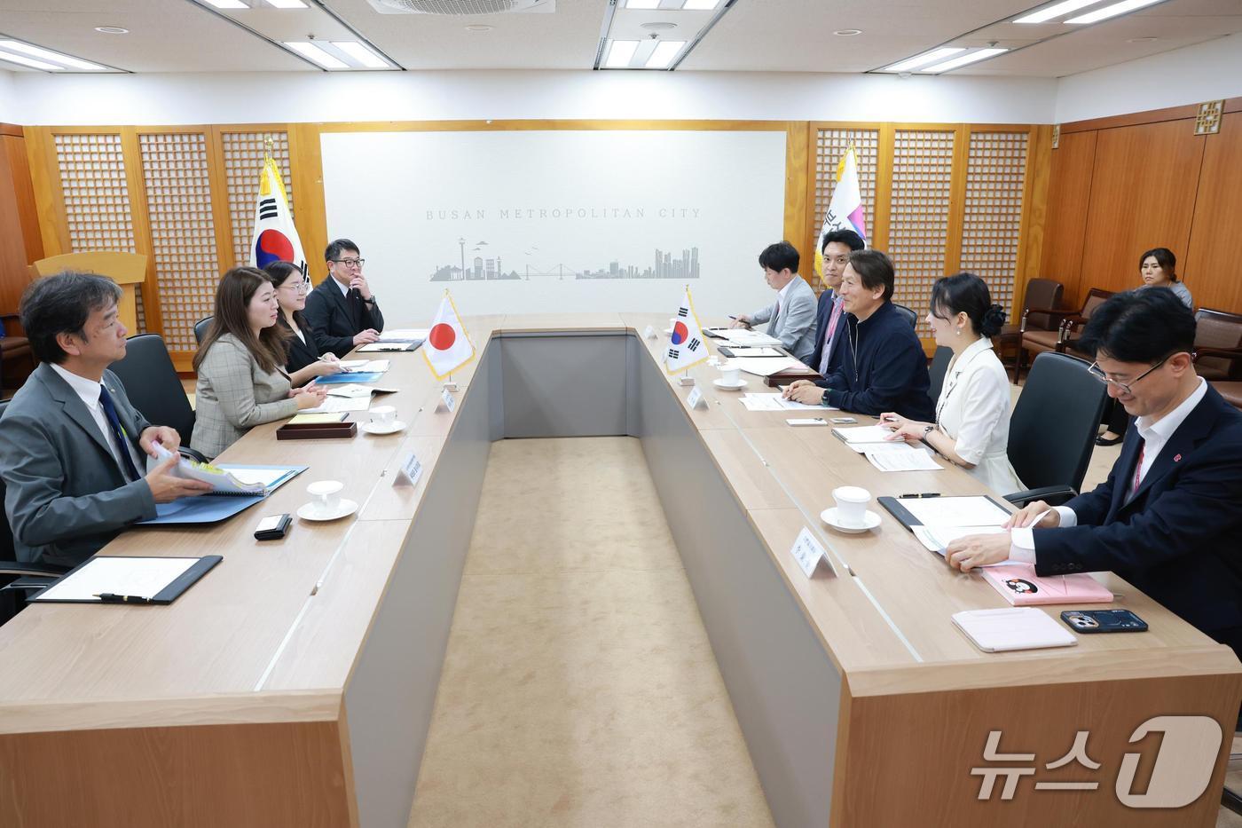 26일 시청 국제의전실에서 성희엽 시 미래혁신부시장과 우호협력도시인 일본 나가사키현의 바바 유코 부지사 등 대표단이 만나 양 도시 간 상호 교류와 협력 방안을 논의하고 있다.&#40;부산시 제공. 재판매 및 DB금지&#41;