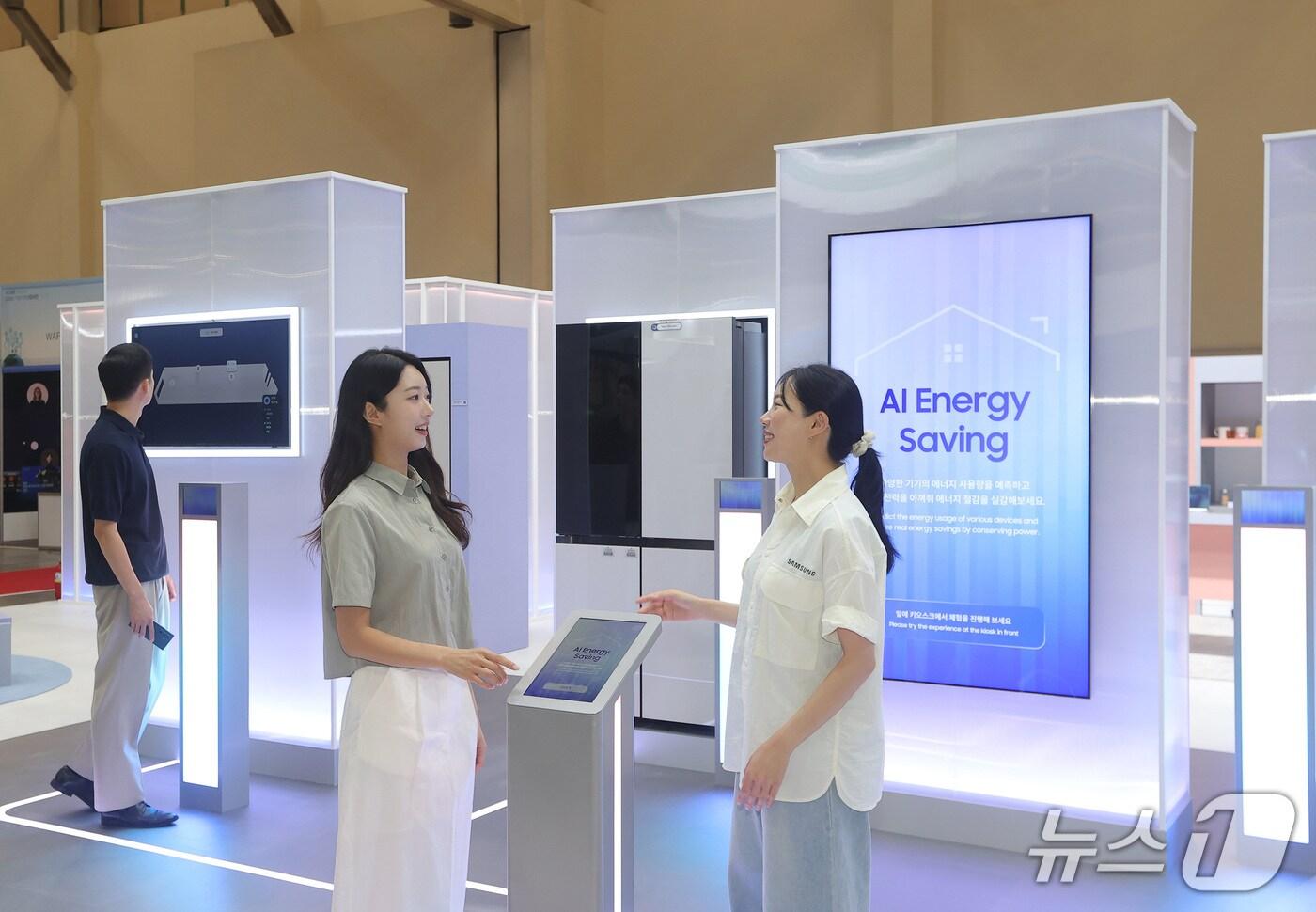 삼성전자 모델이 기후산업국제박람회 삼성전자 전시관 &#39;에너지 세이빙&#39; 존에서 가전의 에너지 사용량을 예측하고 에너지 절감 효과를 소개하고 있다.&#40;삼성전자 제공&#41;