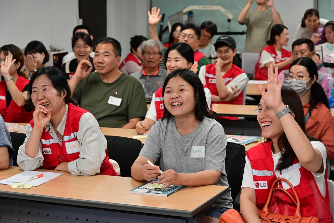 LG전자 임직원들이 지난 26일 서울 영등포장애인자립생활센터를 방문해 쉽고 안전한 가전제품 사용법을 알려주는 &#39;쉬운 가전 프로젝트&#39; 활동을 진행했다&#40;LG전자 제공&#41;. ⓒ 뉴스1