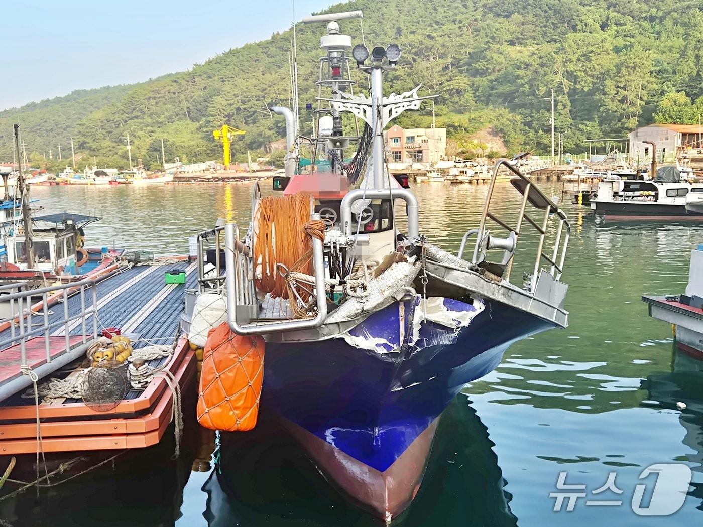 본문 이미지 - 사고 어선이 파손된 모습.(통영해경 제공. 재판매 및 DB금지)