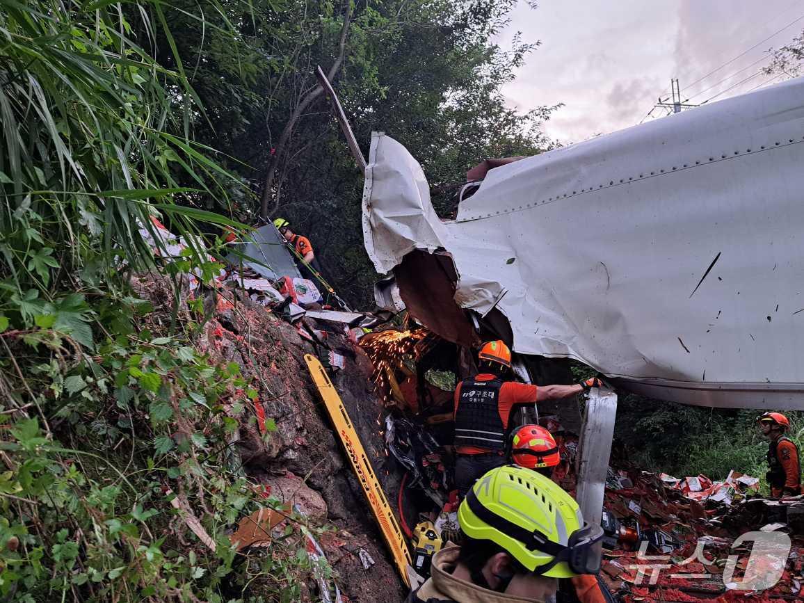본문 이미지 - 지난 26일 오후 5시 27분쯤 강원 양구군 동면 지방도 453호선 무학교 인근 도로에서 화물탑차인 4.5톤 윙바디&#40;짐칸 문이 날개처럼 열리는 차&#41; 1대가 개울로 추락한 뒤 옹벽과 충돌, 운전자인 남성 A 씨&#40;42&#41;가 숨졌다. &#40;강원도소방본부 제공. 재판매 및 DB금지&#41; 2025.8.27/뉴스1 