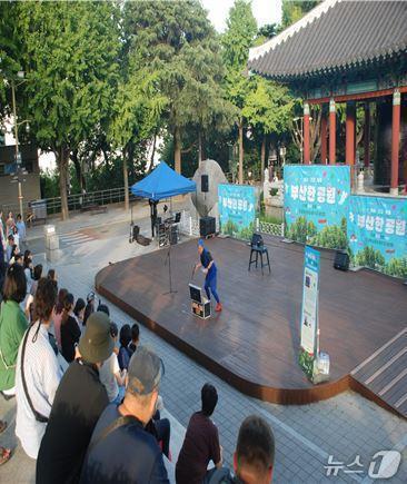 본문 이미지 - 지난달 12일 용두산공원 저글링 공연 모습.(부산시 제공. 재판매 및 DB금지)