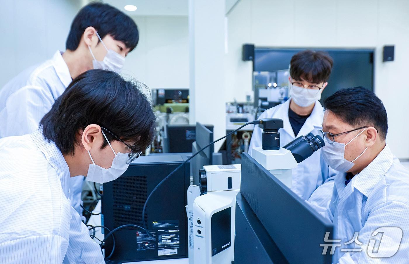 영진전문대 반도체전자계열 학생들이 웨이퍼 검사 실습을 하는 모습. (영진전문대 제공. 재판매 및 DB금지)