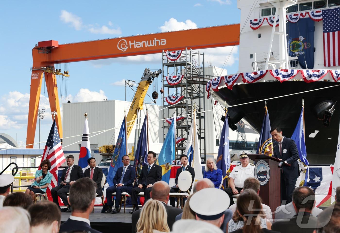 김동관 한화그룹 부회장이 26일&#40;현지시간&#41; 미국 필라델피아 한화필리조선소에서 열린 선박 명명식에서 이재명 대통령, 조쉬 샤피로 펜실베니아 주지사 등이 참석한 가운데 환영사를 하고 있다&#40;한화 제공&#41; 2025.8.27/뉴스1 ⓒ News1 박종홍 기자