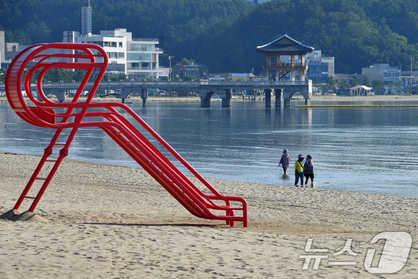 27일 경북 포항시 전역에 폭염 주의보가 발령 중인 가운데 북구 영일대해수욕장에서 시민들이 바닷물을 따라 걸어가고 있다. 2025.8.27/뉴스1 ⓒ News1 최창호 기자