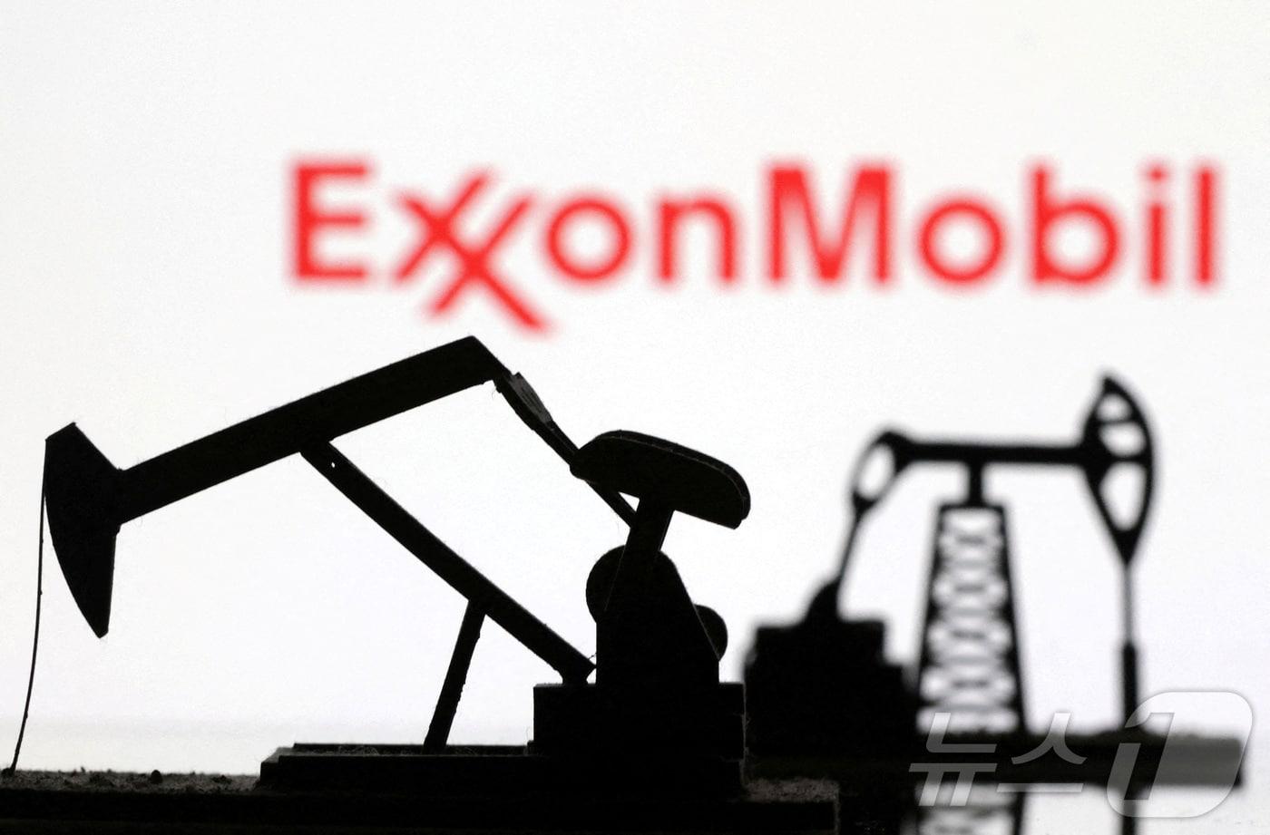미국 석유기업 엑손모빌 로고와 유정 일러스트. 2023.10.06 ⓒ 로이터=뉴스1 ⓒ News1 김지완 기자