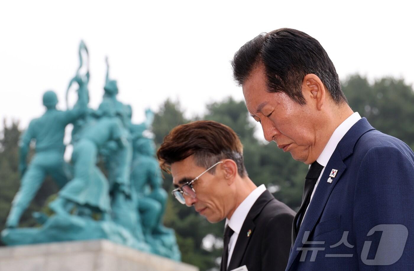 정청래 더불어민주당 대표가 27일 오전 대전 유성구 국립대전현충원에서 현충탑에 참배하고 있다. (공동취재) 2025.8.27/뉴스1 ⓒ News1 김기태 기자