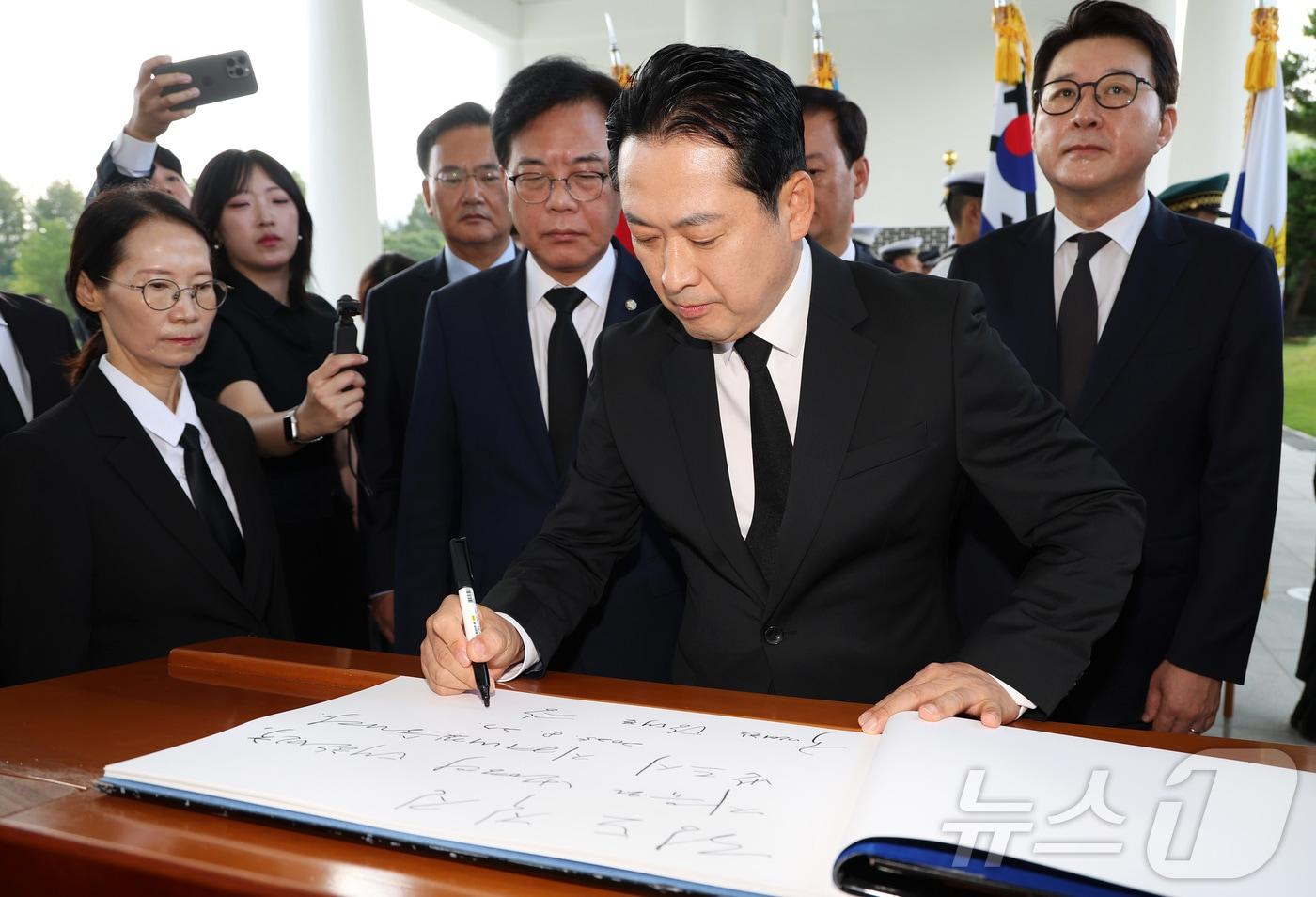 장동혁 국민의힘 신임 대표가 27일 오전 서울 동작구 국립서울현충원을 찾아 참배를 마친 뒤 방명록을 작성하고 있다. &#40;공동취재&#41; 2025.8.27/뉴스1 ⓒ News1 박정호 기자