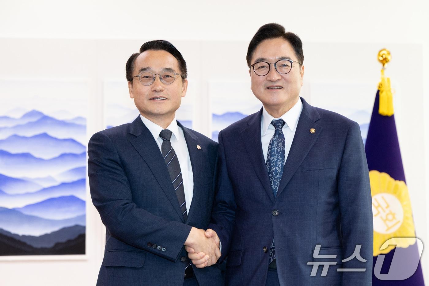 우원식 국회의장이 지난 8월 27일 서울 여의도 국회에서 허철훈 중앙선거관리위원회 사무총장을 접견하고 있다. 2025.8.27/뉴스1 ⓒ News1 이승배 기자