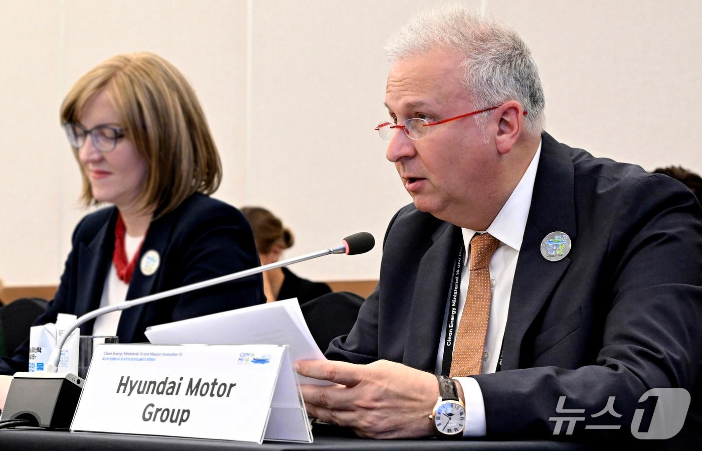 켄 라미레즈 현대자동차그룹 에너지·수소사업본부 부사장이 25~27일 부산 벡스코에서 열린 제16차 청정에너지 장관회의에 참석해 수소를 통한 탈탄소 실현을 위한 공공·민간 협력 중요성을 언급하는 모습(현대자동차그룹 제공). 2025.08.27.