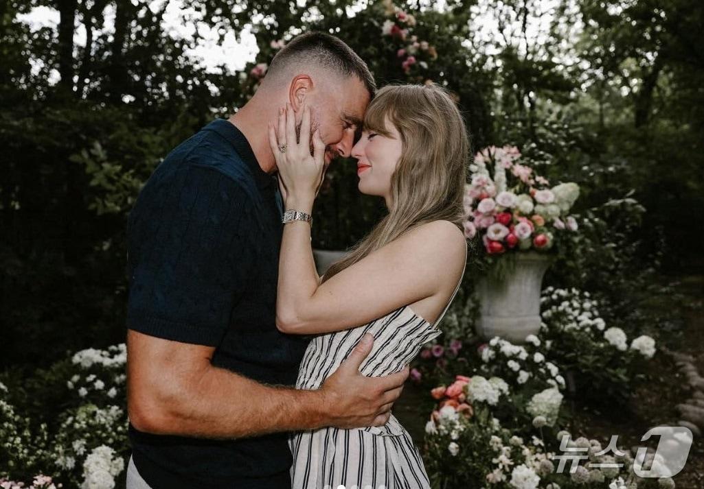 본문 이미지 - 테일러 스위프트가 트래비스 켈시와의 약혼 소식을 알리며 인스타그램에 올린 프로포즈 사진. /스위프트 인스타그램