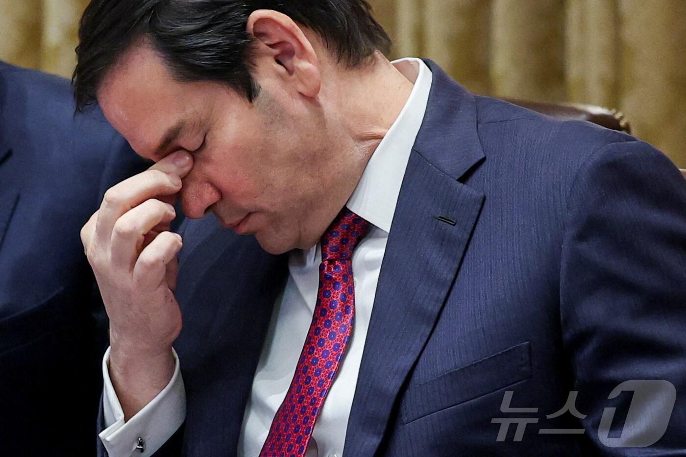 8월 26일(현지시간) 마코 루비오 미국 국무장관이 백악관 각료회의에 참석하던 중 피곤한 듯 자신의 눈을 만지고 있다. 2025.08.26 ⓒ 로이터=뉴스1 ⓒ News1 김지완 기자