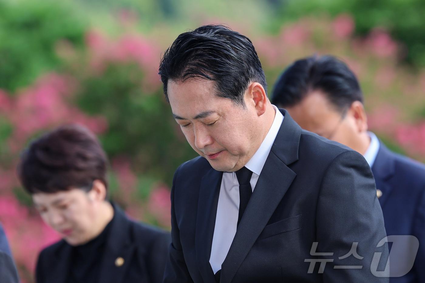 장동혁 국민의힘 신임 대표와 당 지도부가 27일 오전 서울 동작구 국립서울현충원 현충탑을 찾아 참배하고 있다. (공동취재) 2025.8.27/뉴스1 ⓒ News1 박정호 기자