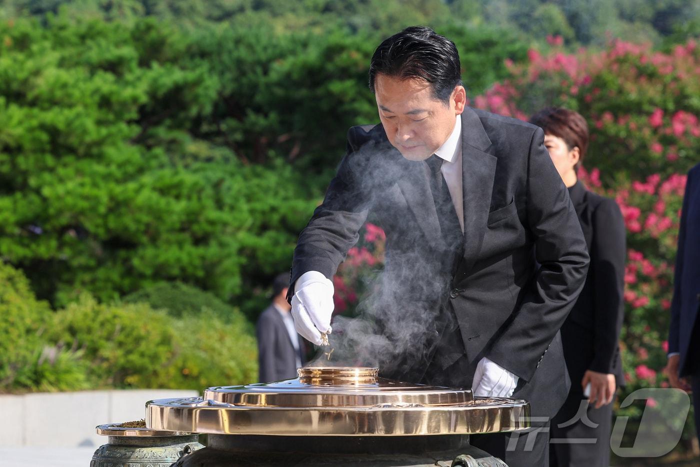 장동혁 국민의힘 신임 대표와 당 지도부가 27일 오전 서울 동작구 국립서울현충원 현충탑을 찾아 분향하고 있다. (공동취재) 2025.8.27/뉴스1 ⓒ News1 박정호 기자