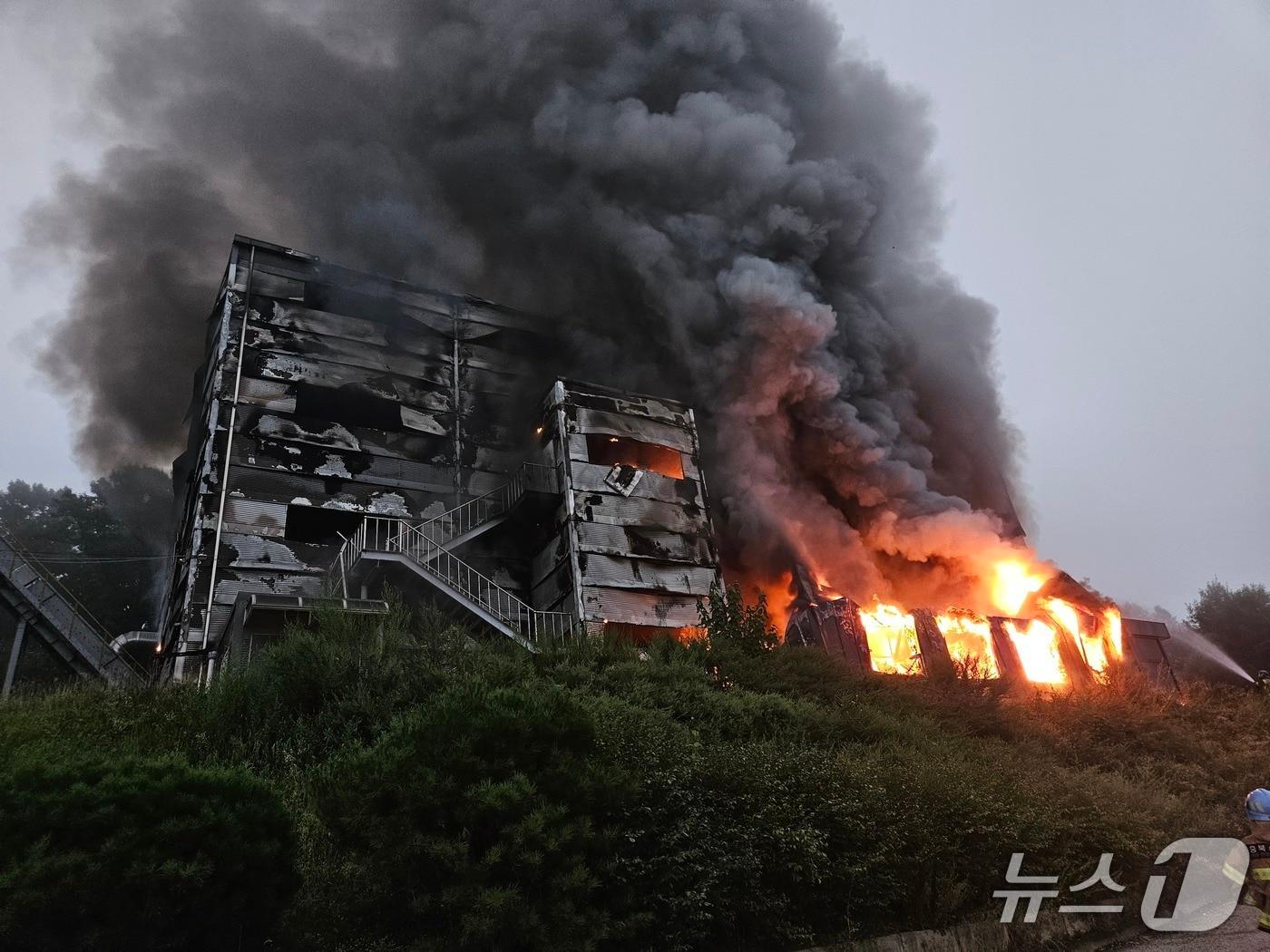 본문 이미지 - 27일 오전 5시 39분쯤 충북 청주시 흥덕구 강내면 한 폐공장에서 불이 나 소방당국이 화재를 진압하고 있다.&#40;청주서부소방서 제공. 재판매 및 DB금지&#41;/뉴스1