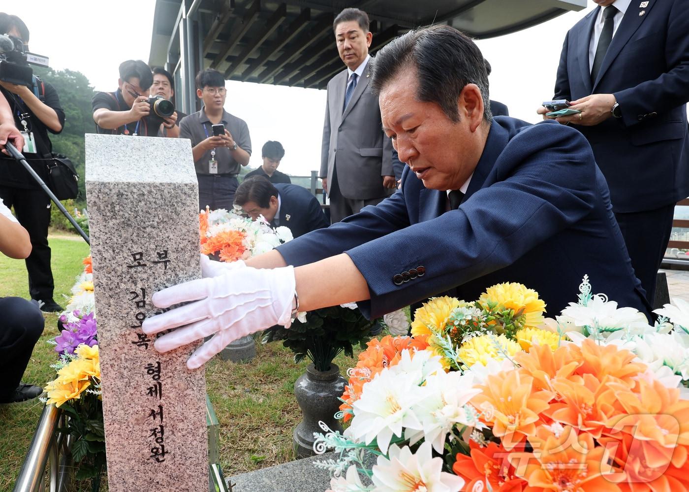 정청래 더불어민주당 대표를 비롯한 당 관계자들이 지난 27일 오전 국립대전현충원 연평도 포격 도발 희생자 묘역을 찾아 참배하고 있다. &#40;공동취재&#41; 2025.8.27/뉴스1 ⓒ News1 김기태 기자