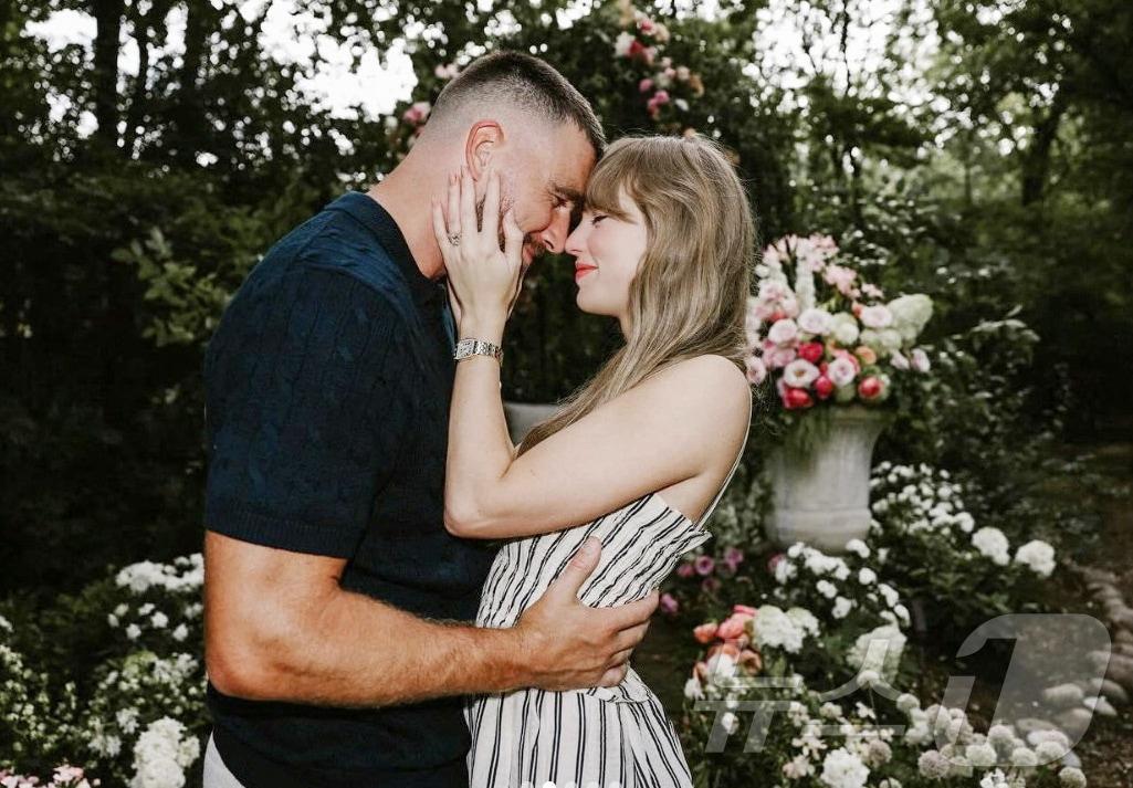 본문 이미지 - 팝스타 테일러 스위프트가 26일&#40;현지시간&#41; 연인인 미국프로풋볼&#40;NFL&#41; 선수 트래비스 켈시와 약혼을 발표했다. 테일러 스위프트는 &#34;여러분의 영어 선생님과 체육 선생님이 결혼합니다＂라며 결혼 소식을 알렸다. &#40;테일러 스위프트 인스타그램. 재판매 및 DB금지&#41; 2025.8.27/뉴스1 ⓒ News1