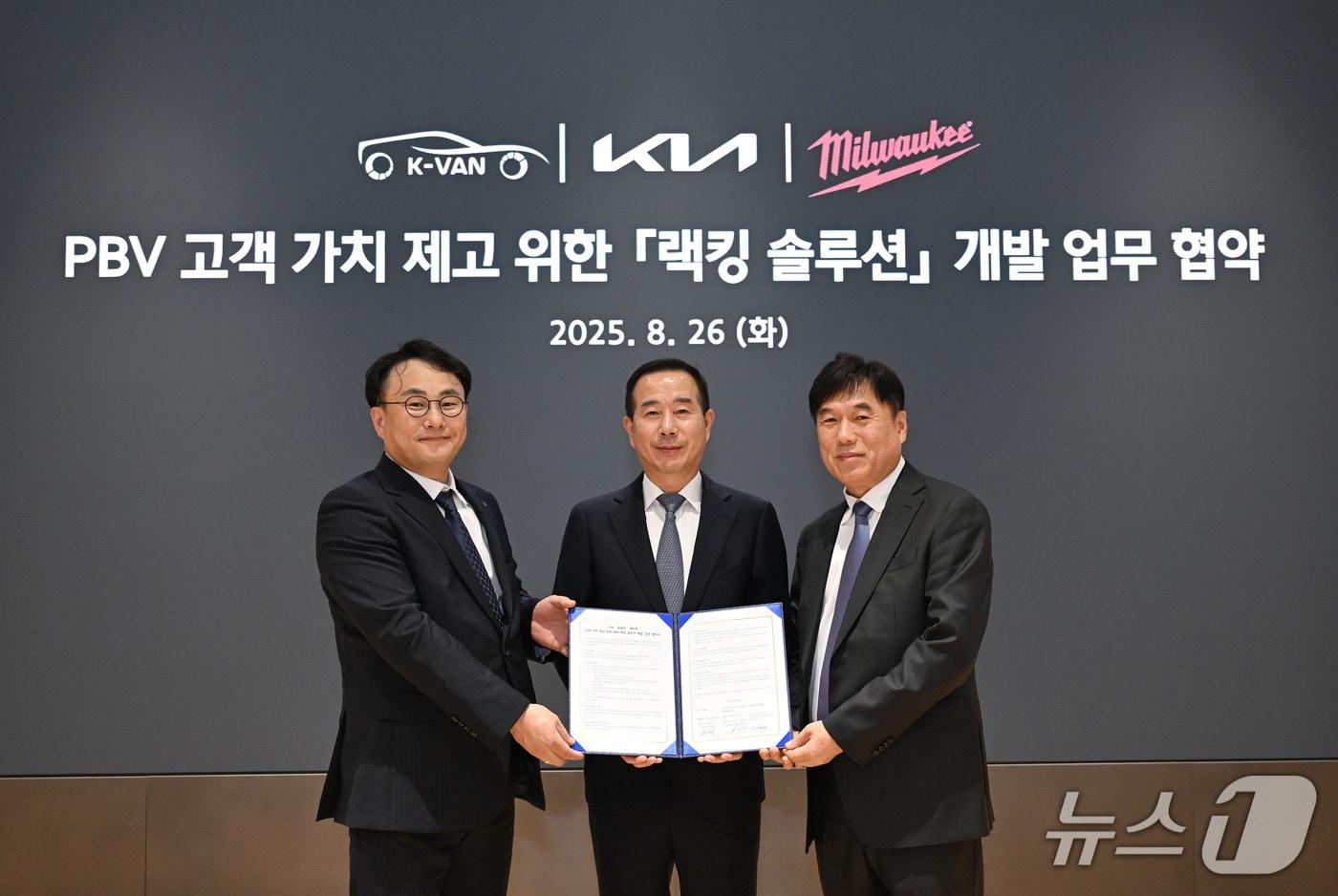 기아는 글로벌 공구 브랜드 ‘밀워키(Milwaukee)’, 국내 랙킹(Racking) 솔루션 전문 기업 ‘케이밴(K-VAN)’과 함께 'PBV 고객 가치 제고를 위한 랙킹 솔루션 개발 업무 협약(MOU)'을 체결했다고 27일 밝혔다.사진은 MOU 체결 후 기념촬영 중인 (왼쪽부터) 케이밴 정의근 대표이사, 기아 국내사업본부장 정원정 부사장, 밀워키 코리아 박용범 대표이사.(기아 제공)