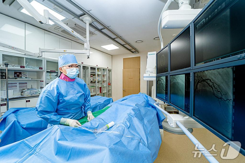 본문 이미지 - 경피적 좌심방이 폐색술을 시술하는 백주열 대전선병원 전문의(선병원 제공) /뉴스1