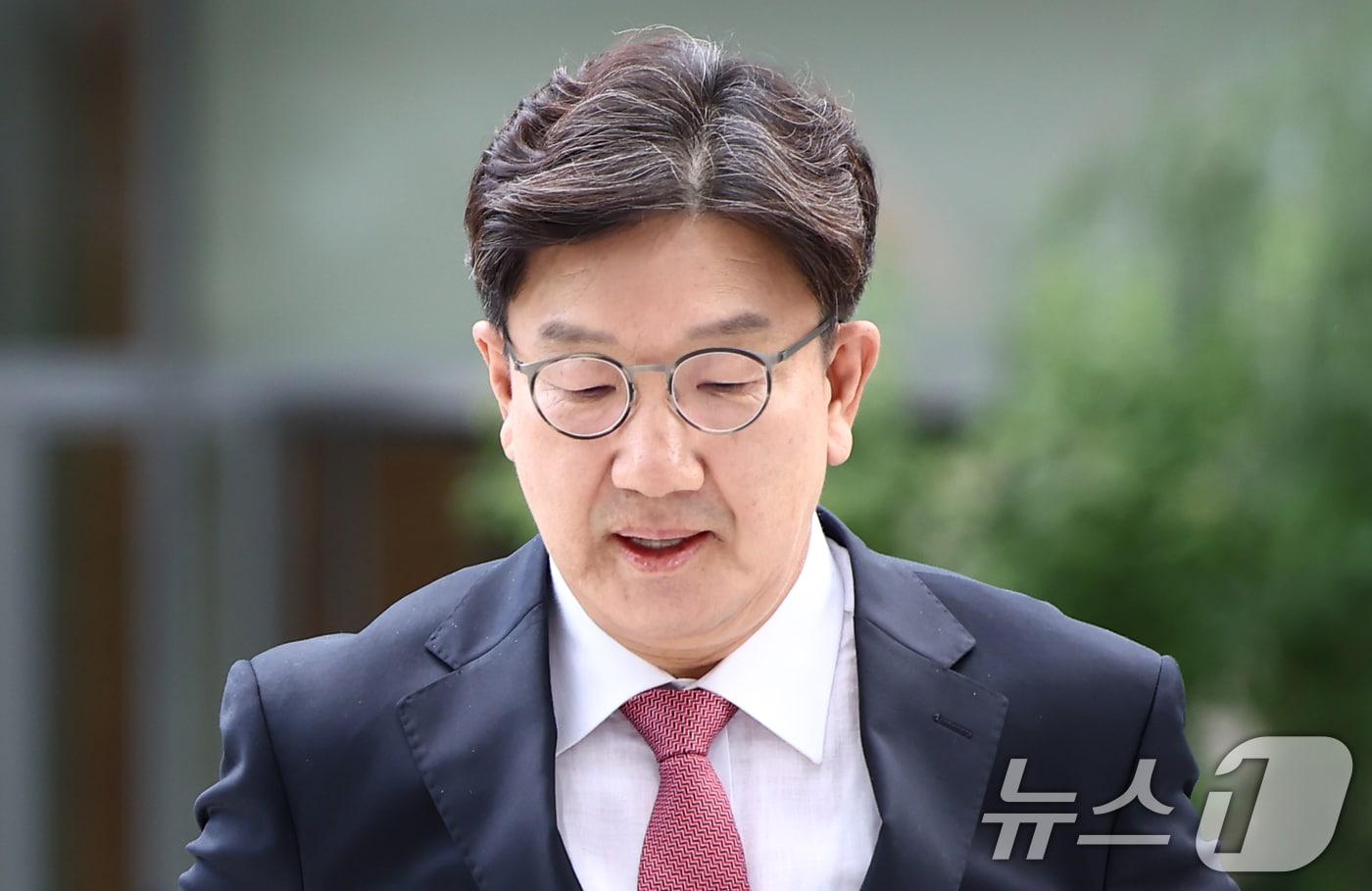 권성동 국민의힘 의원이 27일 오전 서울 종로구에 마련된 김건희 특검팀&#40;특별검사 민중기&#41; 사무실로 통일교 부정 청탁 의혹 관련 조사를 받기 위해 출석하고 있다. 2025.8.27/뉴스1 ⓒ News1 김민지 기자