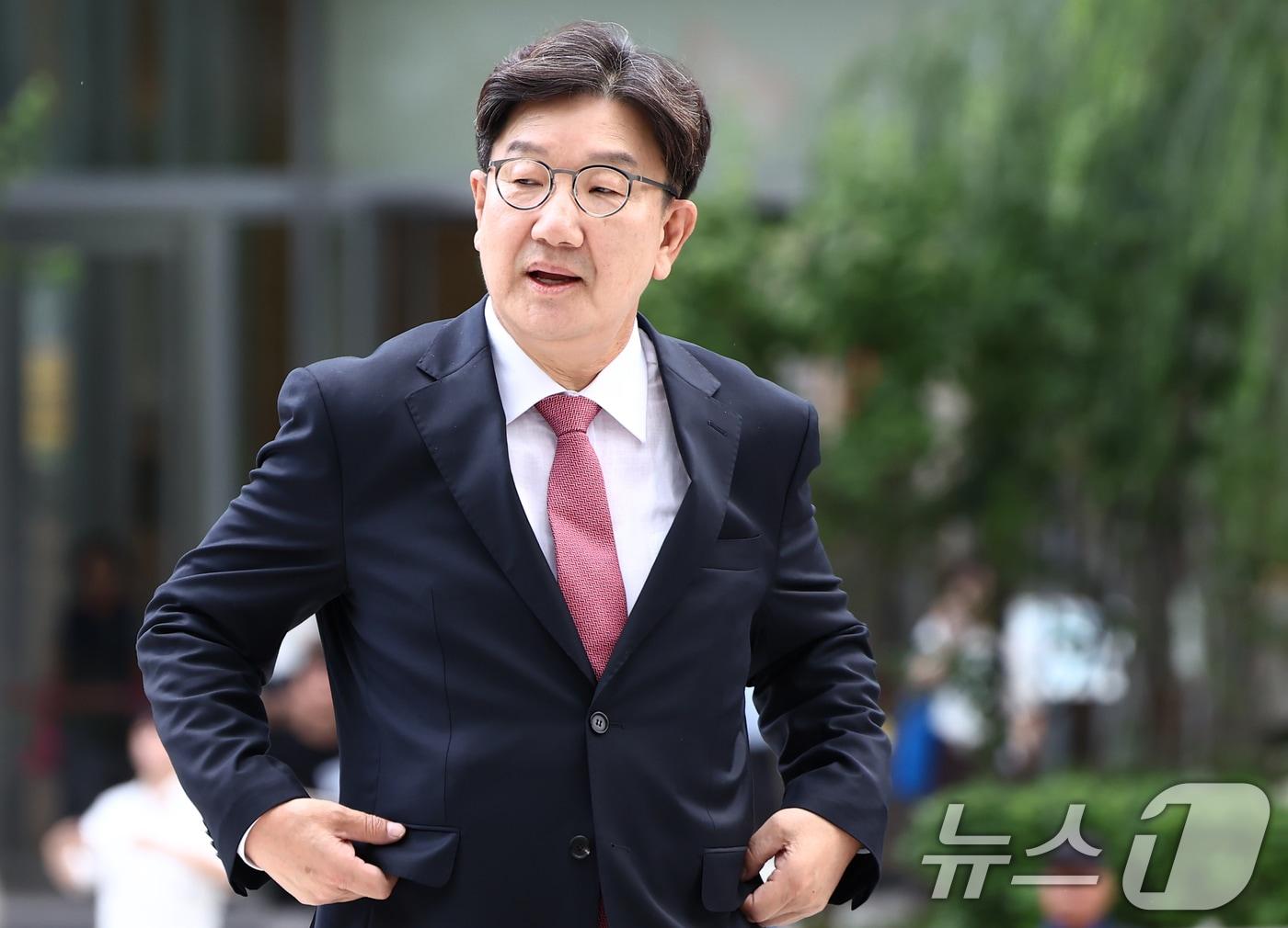 본문 이미지 - 권성동 국민의힘 의원이 지난 27일 오전 서울 종로구에 마련된 김건희 특검팀&#40;특별검사 민중기&#41; 사무실로 통일교 부정 청탁 의혹 관련 조사를 받기 위해 출석하고 있다. 2025.8.27/뉴스1 ⓒ News1 김민지 기자