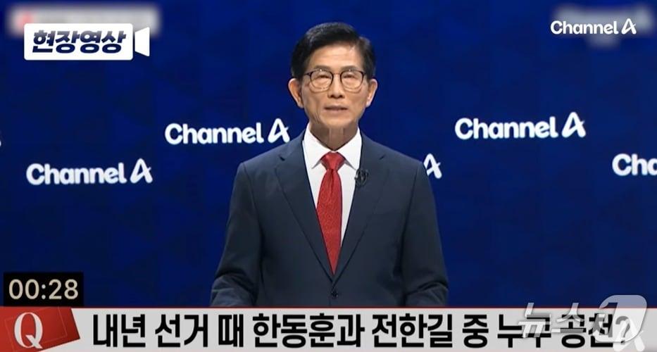 본문 이미지 - 지난 23일 국민의힘 당대표 결선 TV토론에서 김문수 후보가  '전한길 씨와 한동훈 전 대표 중 누구를 공천하겠냐'는 물음에 "한 전 대표다"라는 답을 하고 있다. (채널 A 갈무리) ⓒ 뉴스1 